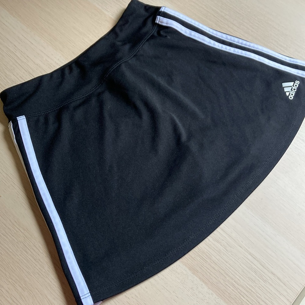 Adidas girls Black and white tennis Skirt, kid size 10-12, built in shorts - Picture 2 of 7